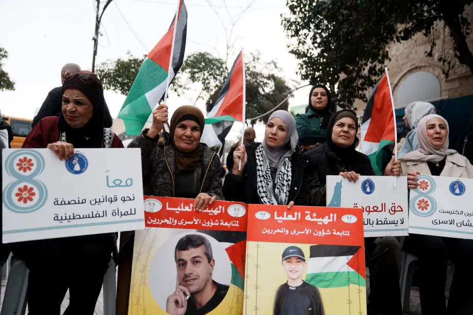 Palestinos realizam protesto em Ramallah, na Cisjordânia ocupada, em 30 de novembro de 2025 [Issam Rimawi/Agência Anadolu]