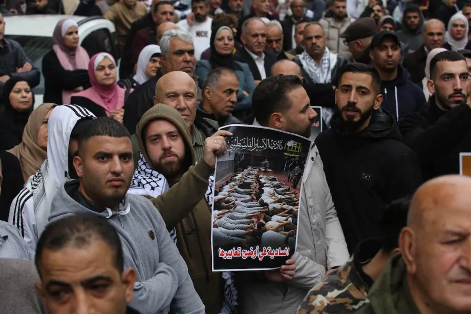 Protesto em solidariedade aos prisioneiros palestinos, em Nablus, na Cisjordânia ocupada, em 30 de novembro de 2025 [Nedal Eshtayah/Agência Anadolu]