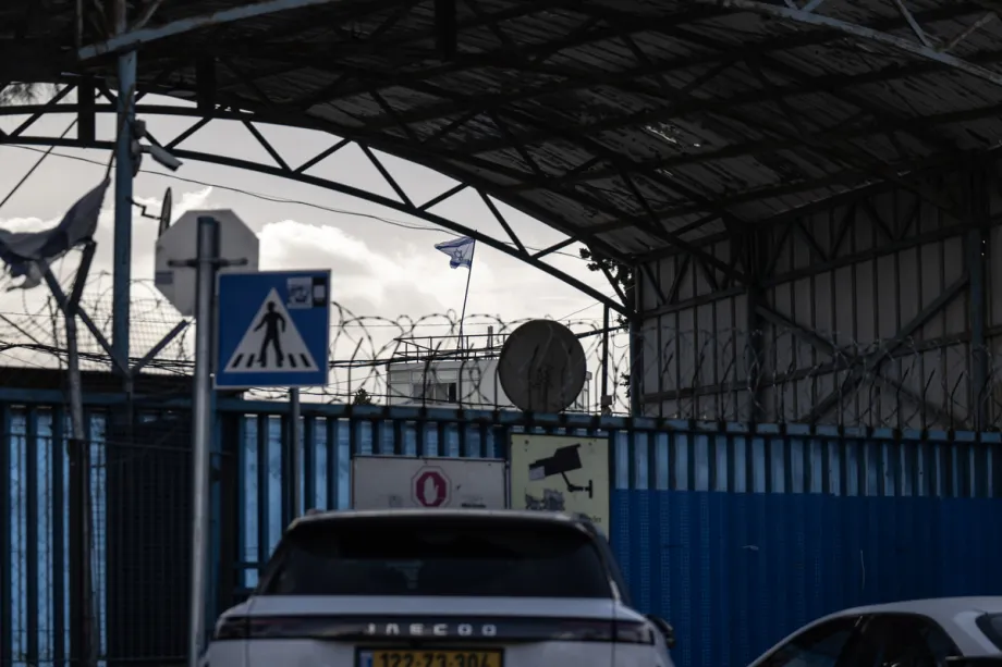 Soldados israelenses ocupam centro da UNRWA em Jerusalém ocupada, em 8 de dezembro de 2025 [Mostafa Alkharouf/Agência Anadolu]