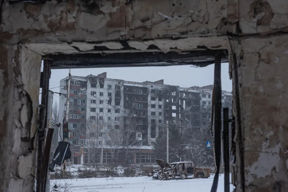 Carros e prédios destruídos por drones russos em Kostiantynivka, na Ucrânia, em 28 de dezembro de 2025 [Diego Herrera Carcedo/Agência Anadolu]