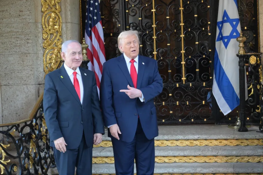 Presidente dos EUA, Donald Trump, recebe o primeiro-ministro de Israel, Benjamin Netanyahu, em sua residência de Mar-a-Lago, na Flórida, em 29 de dezembro de 2025 [Amos Ben-Gershom/Divulgação/Agência Anadolu]