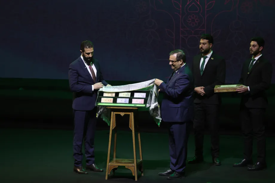 Presidente da Síria, Ahmed Hussein al-Sharaa, durante cerimônia de lançamento de novas cédulas nacionais, em Damasco, em 29 de dezembro de 2025 [Izz Aldien Alqasem/Agência Anadolu]