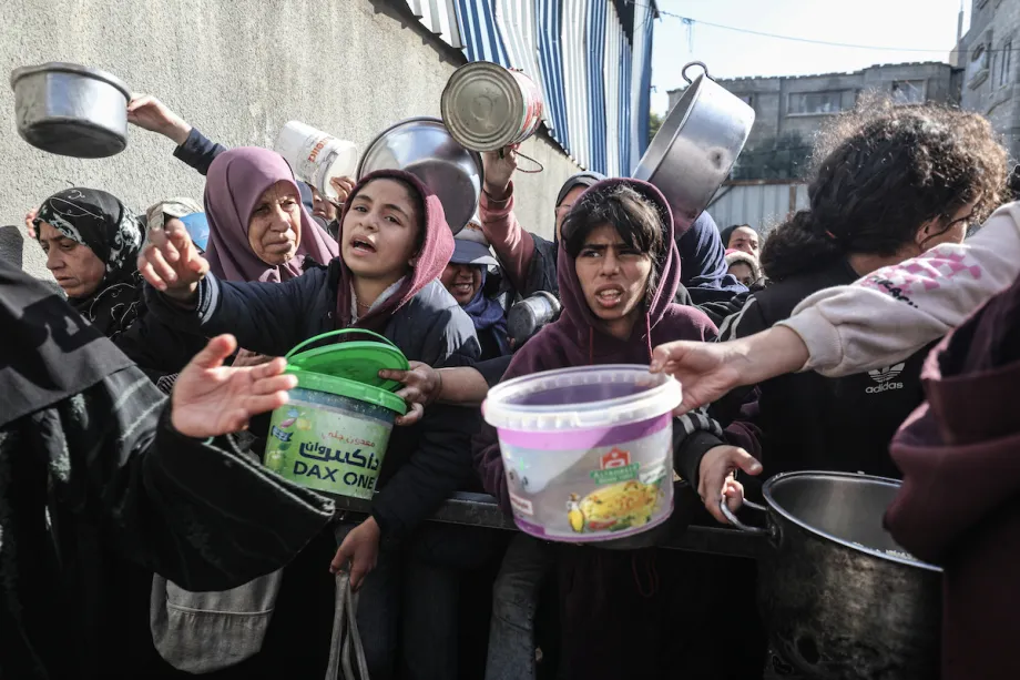 Palestinos, incluindo crianças, buscam assistência alimentar em posto beneficente em Khan Younis, em Gaza, em 30 de dezembro de 2025 [Abed Rahim Khatib/Agência Anadolu]