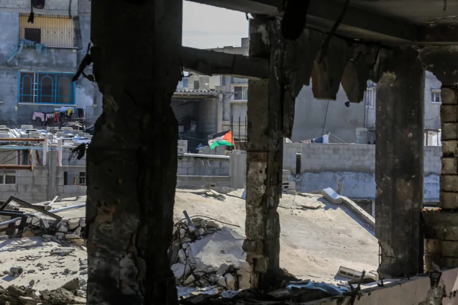 Palestinos de Gaza buscam abrigo na Mesquita Furkan, em Khan Yunis, no sul do enclave, em 1º de janeiro de 2026 [Abed Rahim Khatib/Agência Anadolu]