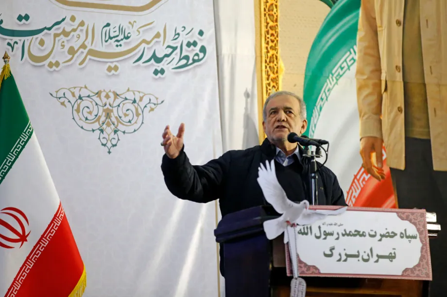 Presidente do Irã, Masoud Pezeshkian, durante cerimônia da Guarda Revolucionária, na Mesquita Mosallah, em Teerã, em 1º de janeiro de 2026 [Fatemeh Bahrami/Agência Anadolu]