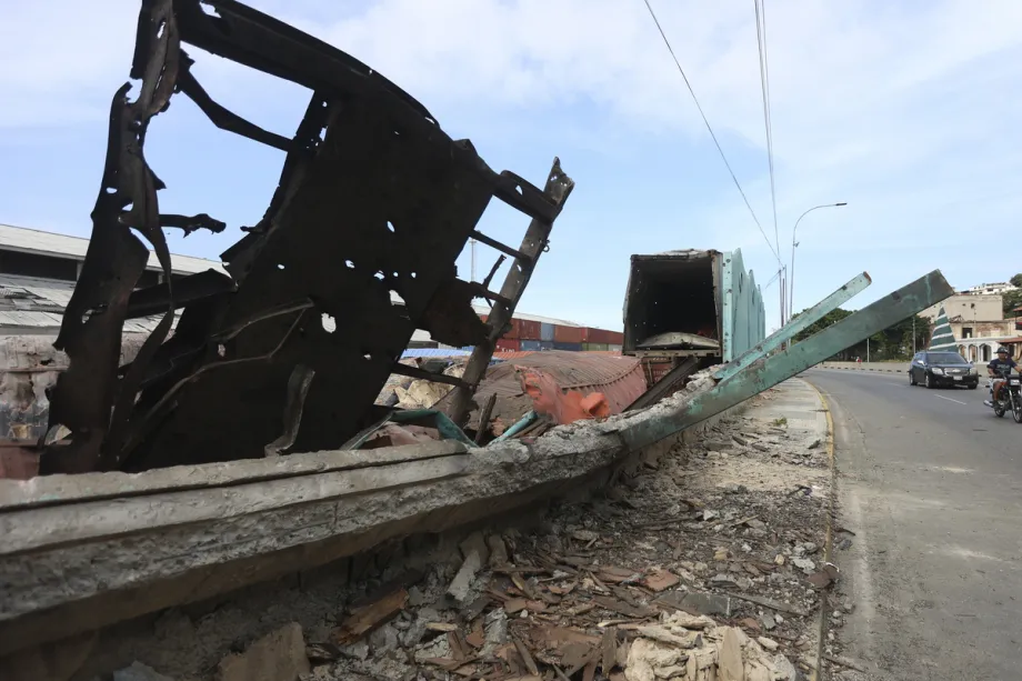 Danos causados por ataques dos Estados Unidos a edifícios em Porto de La Guaira, na Venezuela, em 3 de janeiro de 2026 [Pedro Mattey/Agência Anadolu]