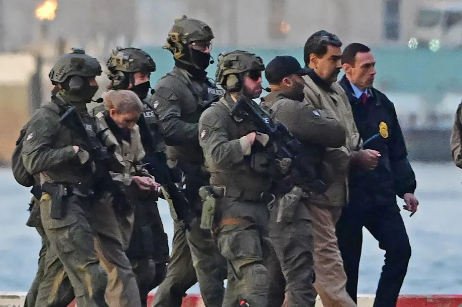 Presidente da Venezuela, Nicolás Maduro, e sua esposa, Cília Flores, escoltados por soldados americanos no heliporto de Wall Street em Manhattan, Nova York, nos Estados Unidos, em 5 de janeiro de 2026 [Stringer/Agência Anadolu]