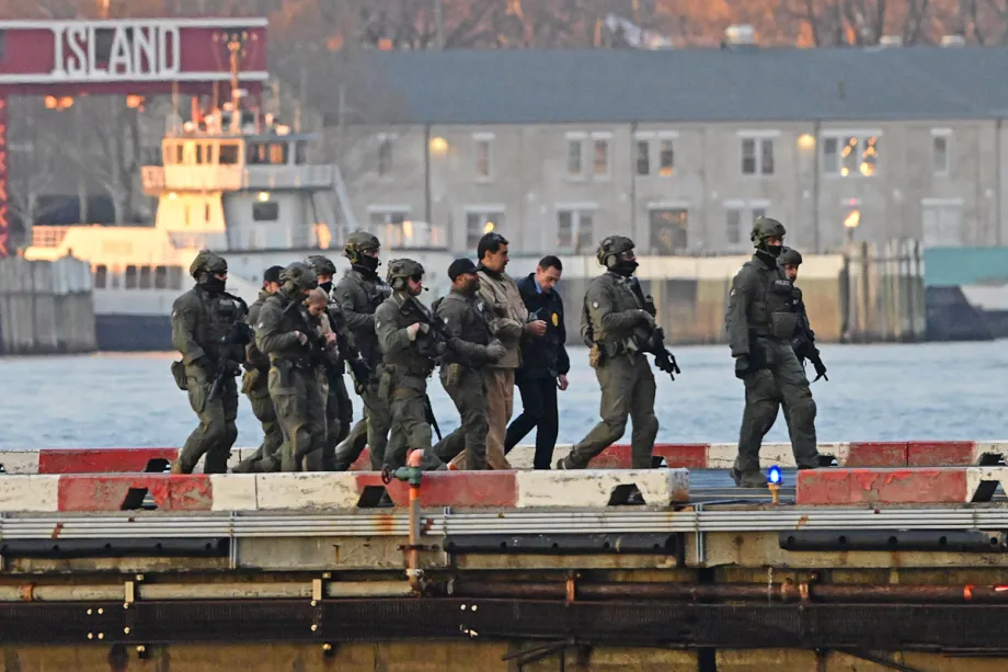 Presidente da Venezuela e sua esposa, Cília Flores, chegam ao heliporto de Wall Street, em Manhattan, Nova York, em 5 de janeiro de 2026 [Stringer/Agência Anadolu]