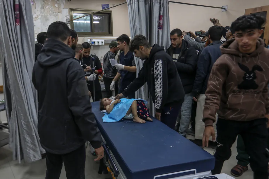 Médicos tratam criança ferida por ataques de Israel a tendas de refugiados, no Hospital Nasser, de Khan Younis, em 5 de fevereiro de 2026 [Abed Rahim Khatib/Agência Anadolu]