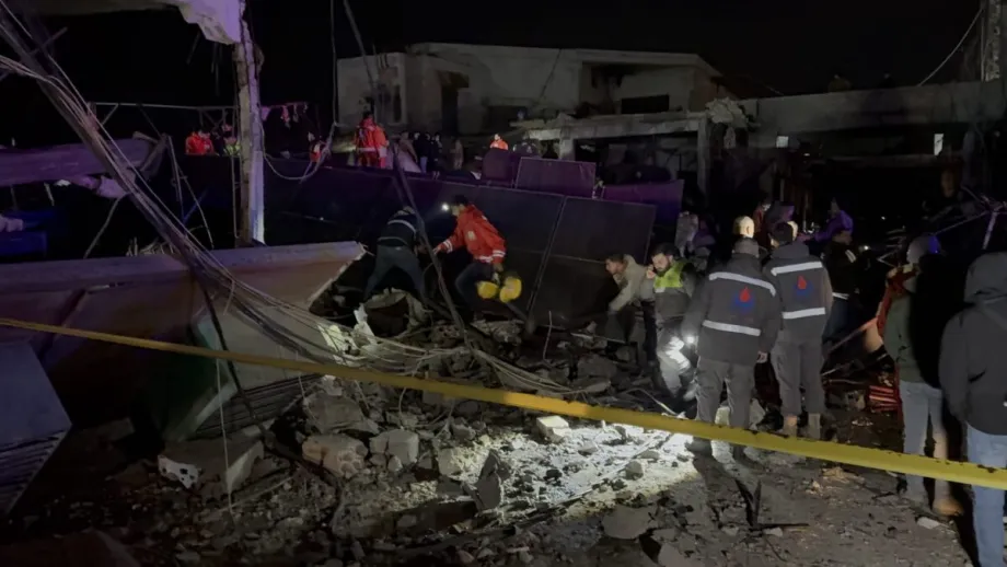 Equipes de resgate vasculham escombros de um prédio de três andares após ataques israelenses, em Sídon, no Líbano, em 6 de janeiro de 2026 [Ahmad Kaddoura/Agência Anadolu]