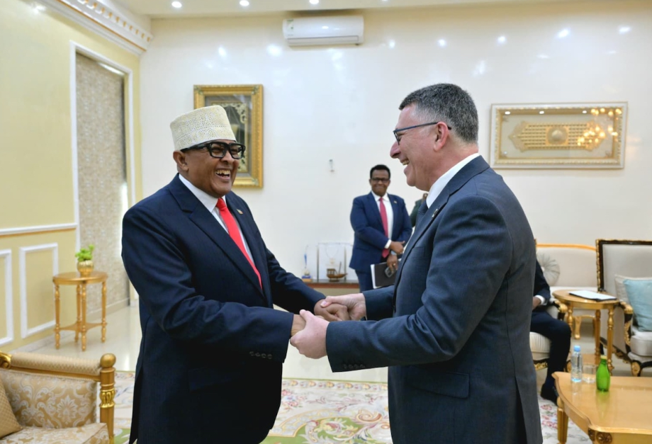 Ministro de Relações Exteriores de Israel, Gideon Saar, encontra-se com o presidente da Somalilândia, Abdirahman Mohamed Abdullahi, em Hargeisa, no território separatista da Somalilândia, na Somália, em 6 de janeiro de 2026 [Ministério de Relações Exteriores de Israel/Agência Anadolu]