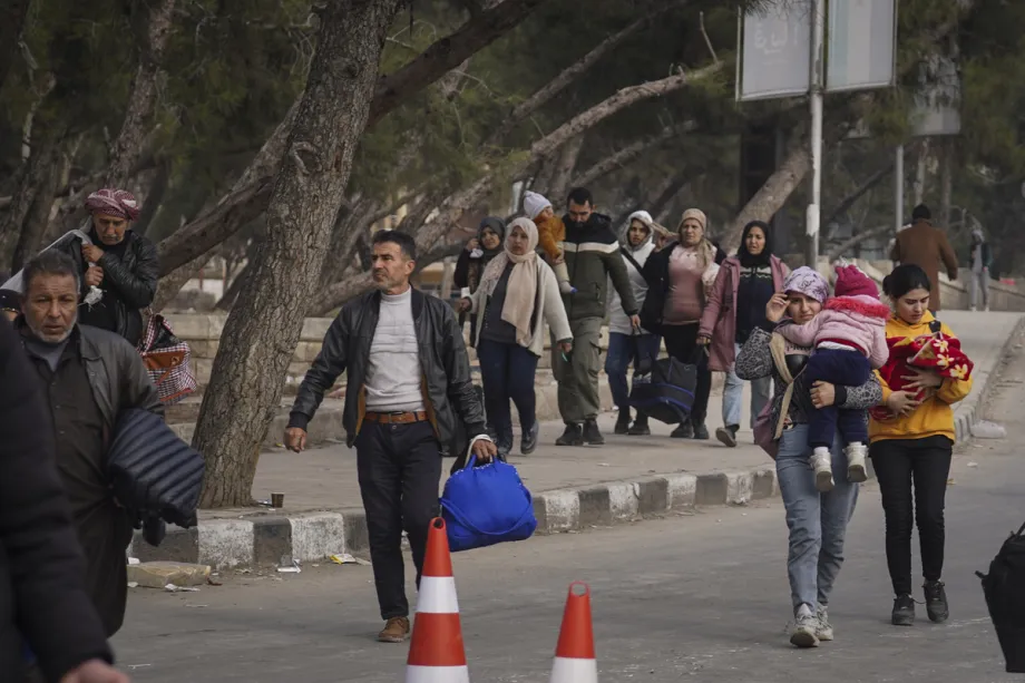 Civis deixam área sob ataques atribuídos às Forças Democráticas da Síria (FDS), na cidade de Aleppo, em 8 de janeiro de 2026 [Stringer/Agência Anadolu]