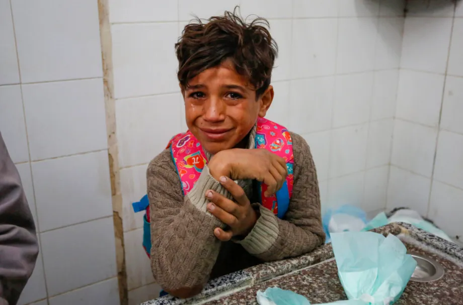 Criança chora a morte de um bebê palestino de uma semana devido ao frio, em Deir al-Balah, em Gaza, sob cerco de Israel, em 10 de janeiro de 2026 [Stringer/Agência Anadolu]