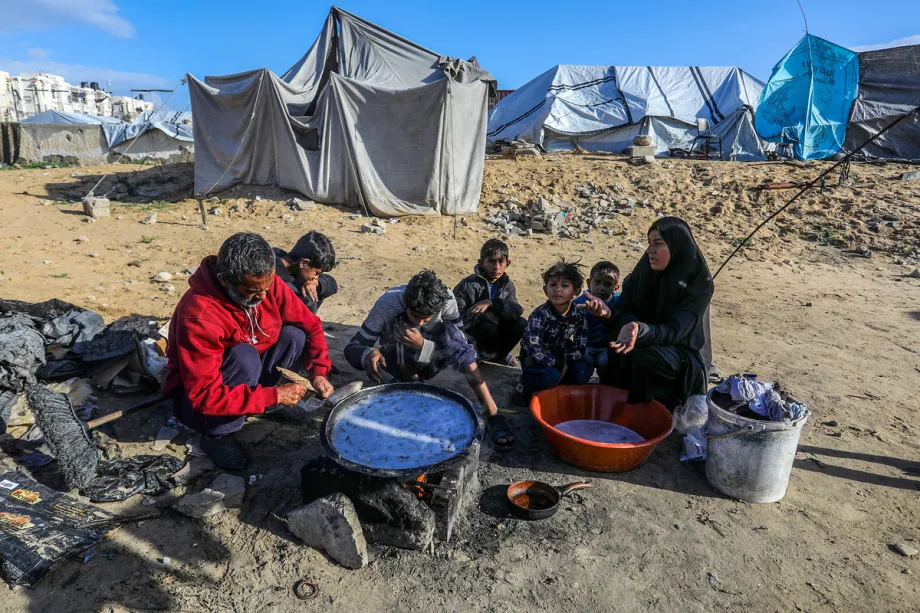 Palestinos deslocados tentam se abrigar no cemitério de Namsawi, sob ataques de Israel, em Khan Younis, sul de Gaza, em 11 de janeiro de 202Palestinos deslocados tentam se abrigar no cemitério de Namsawi, sob ataques de Israel, em Khan Younis, sul de Gaza, em 11 de janeiro de 2026 [Abed Rahim Khatib/Agência Anadolu]6 [Abed Rahim Khatib/Agência Anadolu]