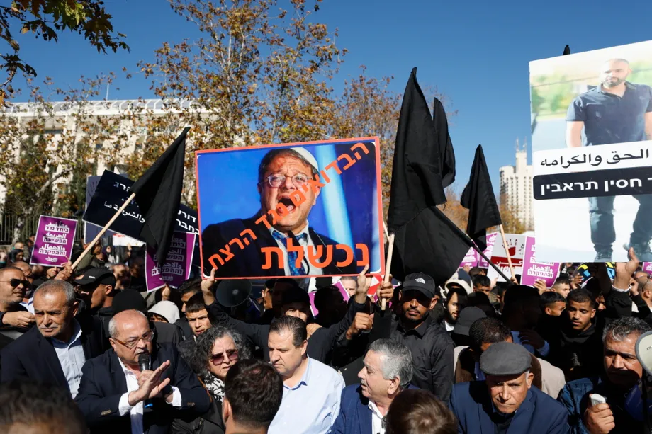 Protesto de cidadãos palestinos em frente ao gabinete do primeiro-ministro, contra inação policial em suas comunidades, em Tarabin, Jerusalém ocupada, em 11 de janeiro de 2026 [Saeed Qaq/Agência Anadolu]
