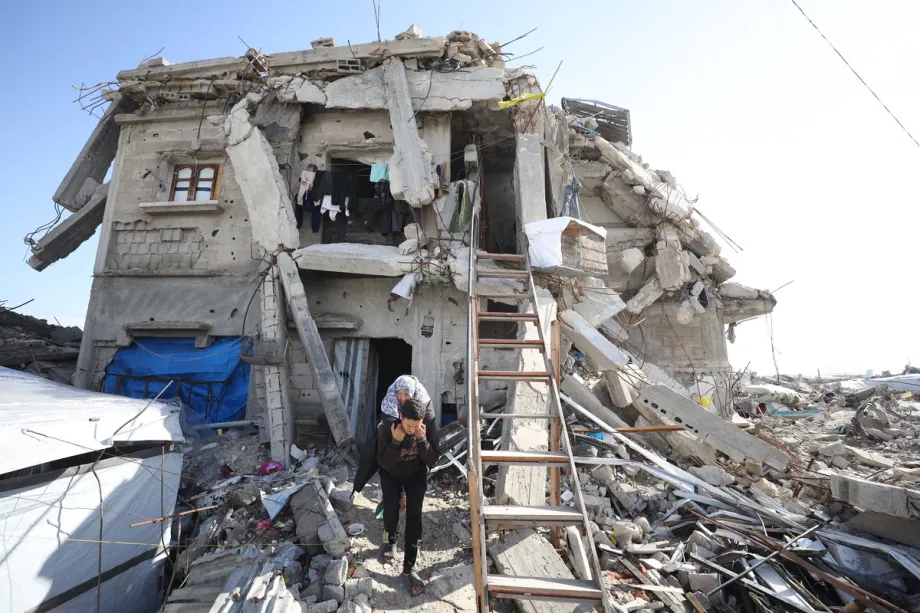 Palestino carrega idosa, gravemente ferida, dos escombros de sua casa, após ataques de Israel, na Cidade de Gaza, em 12 de janeiro de 2026 [Khames Alrefi/Agência Anadolu]