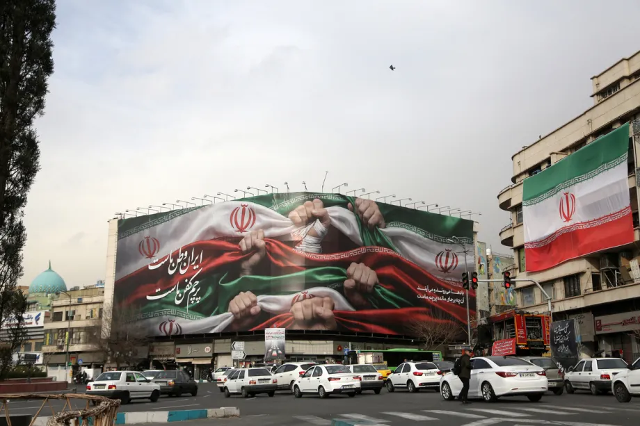 Bandeira iraniana durante protesto na Praça Enghelab Square, em Teerã, capital do Irã, em 15 de janeiro de 2026 [Fatemeh Bahrami/Agência Anadolu]