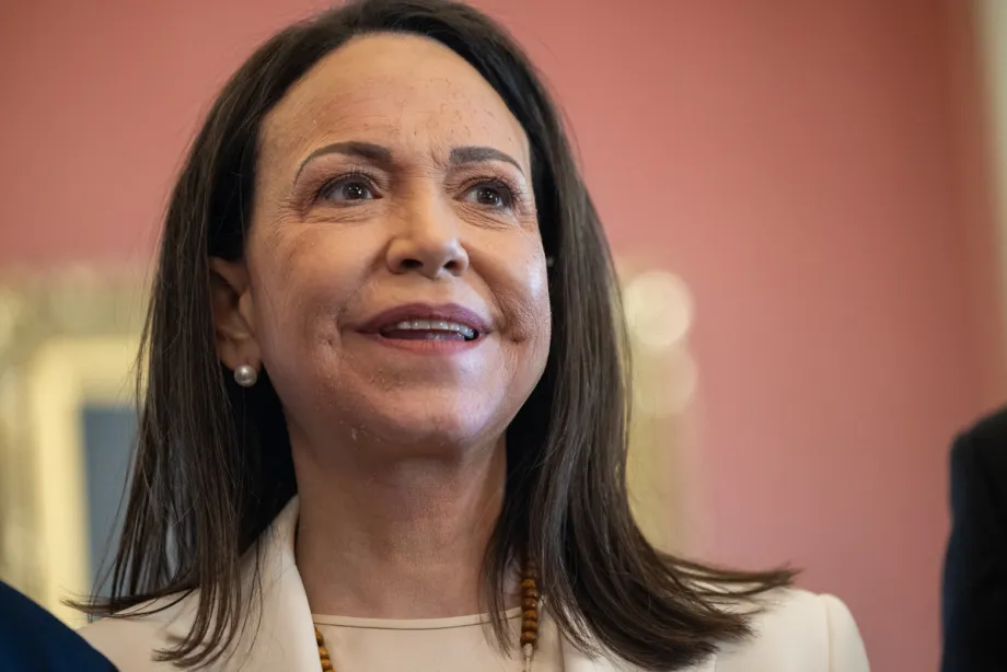 María Corina Machado, oposicionista venezuelana, posa para fotos em frente ao Capitólio, em Washington, em 15 de janeiro de 2026 [Nathan Posner/Agência Anadolu]