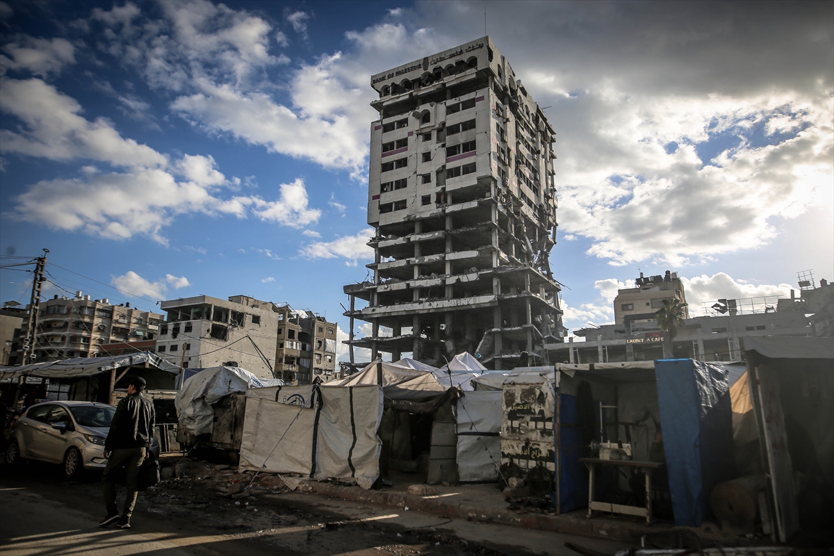 Prédio do Banco da Palestina, cercado por tendas de refugiados, destruído por bombardeios de Israel, no bairro de al-Rimal, na Cidade de Gaza, em 15 de janeiro de 2026 [Saeed M. M. T. Jaras/Agência Anadolu]
