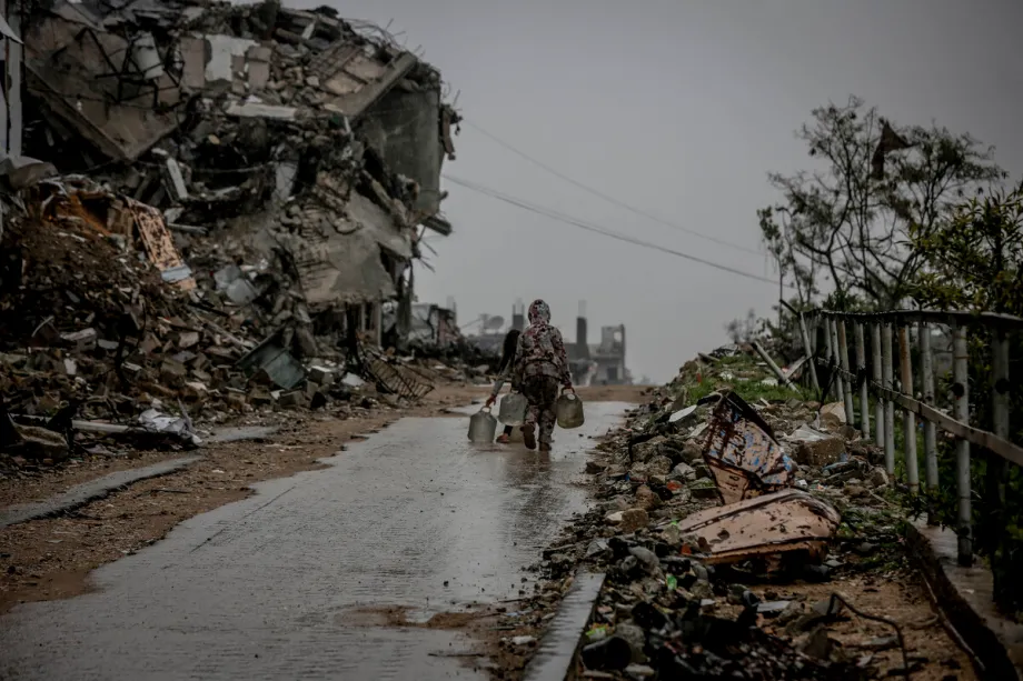 Palestinos deslocados em meio às ruínas dos bombardeios de Israel, no campo de refugiados de Jabalia, em Gaza, em 18 de janeiro de 2026 [Saeed M. M. T. Jaras/Agência Anadolu]