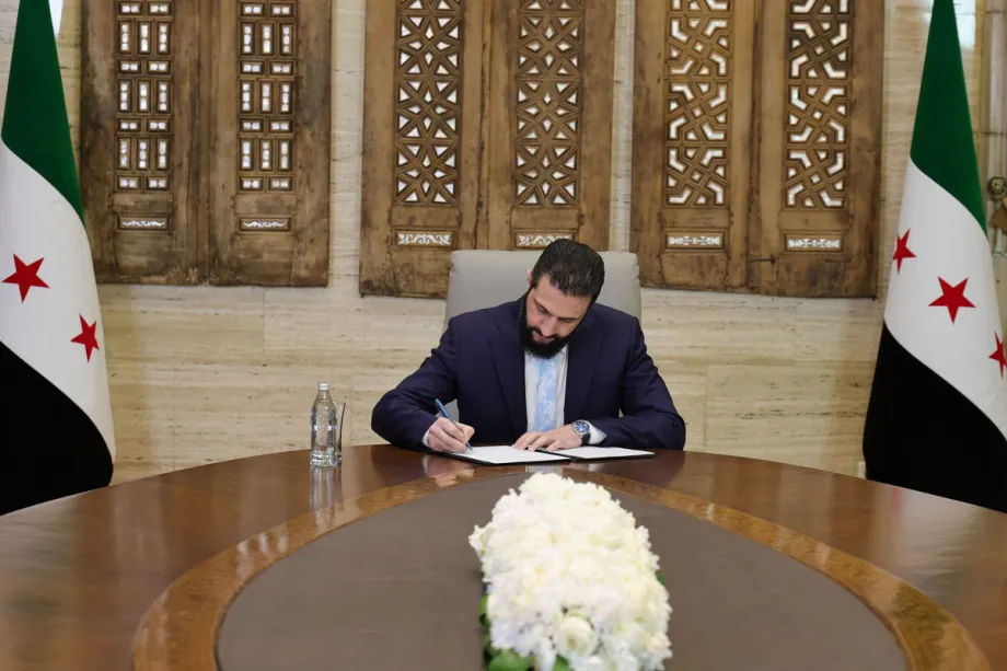 Presidente da Síria, Ahmed al-Sharaa, assina cessar-fogo com as Forças Democráticas da Síria (FDS), em Damasco, em 18 de janeiro de 2026 [Presidência da Síria/Divulgação/Agência Anadolu]