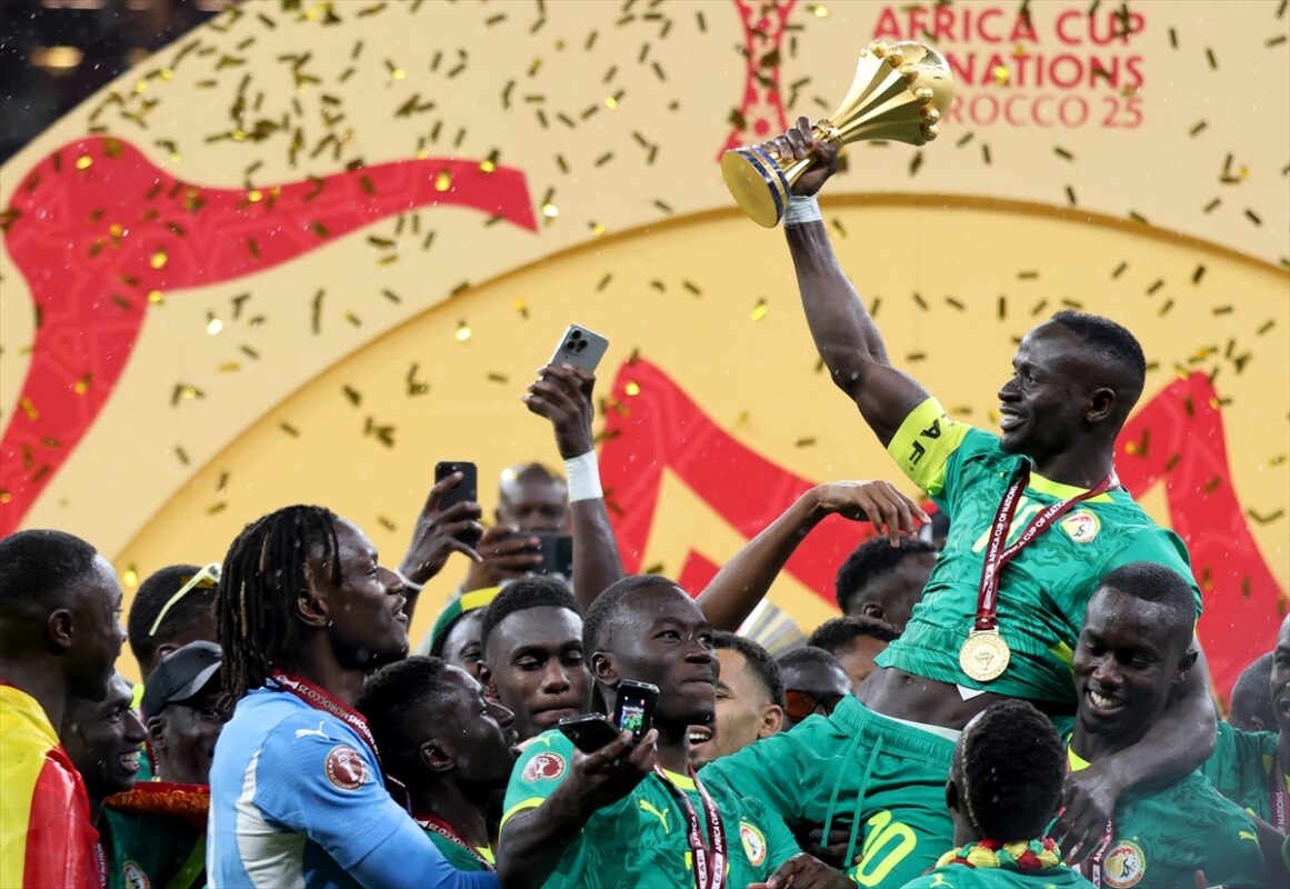 Atletas senegaleses celebram o título da Copa das Nações Africanas, após partida com o Marrocos, em Rabat, em 19 de janeiro de 2026 [Samah Zidan/Agência Anadolu]