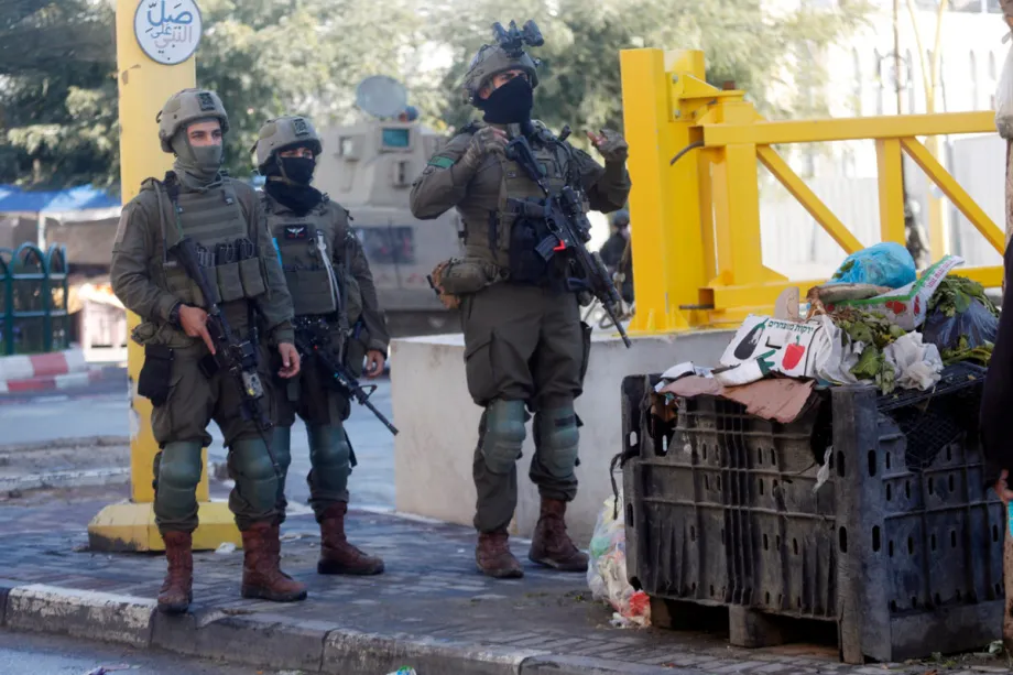 Forças israelenses invadem o bairro de Cebel Cevher, em Hebron, na Cisjordânia ocupada, em 19 de janeiro de 2026 [Mamoun Wazwaz/Agência Anadolu]