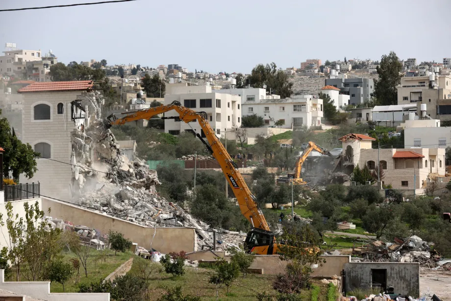 Forças israelenses demolem casas palestinas em Ramallah, na Cisjordânia ocupada, em 21 de janeiro de 2026 [Issam Rimawi/Agência Anadolu]