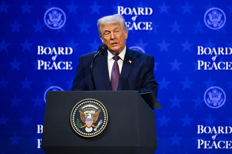 Presidente dos Estados Unidos, Donald Trump, durante lançamento do Conselho de Paz, em paralelo ao Fórum Econômico Mundial, em Davos, na Suíça, em 22 de janeiro de 2026 [Harun Özalp/Agência Anadolu]