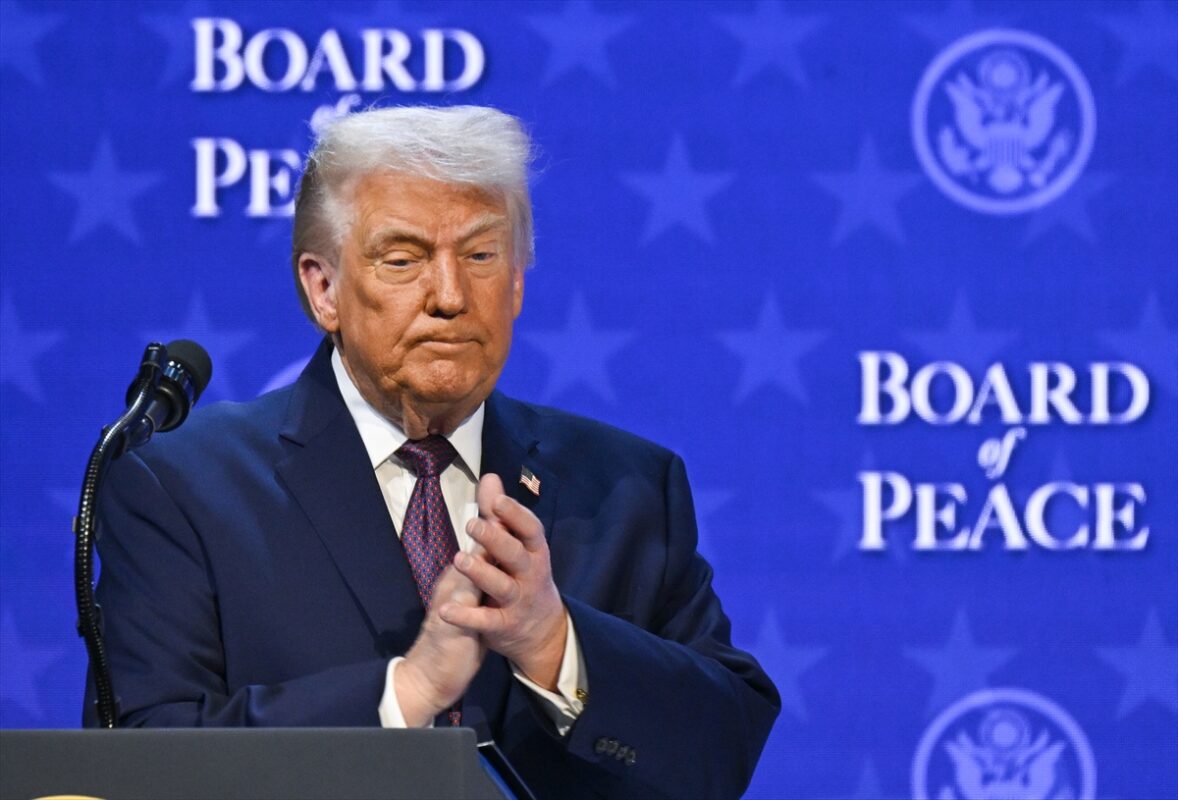 Presidente dos Estados Unidos, Donald Trump, durante cerimônia de lançamento de seu “Conselho de Paz”, em evento paralelo ao Fórum Econômico Mundial, em Davos, na Suíça, em 22 de janeiro de 2026 [Harun Özalp/Agência Anadolu]