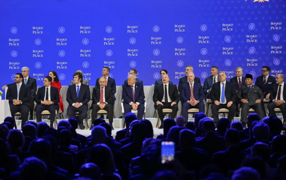 Presidentes Donald Trump (Estados Unidos), Ilham Aliyev (Azerbaijão), Javier Milei (Argentina); premiês Nikol Pashinyan (Armênia), Viktor Orban (Hungria); e ministro de relações da Turquia, Hakan Fidan, durante cerimônia de lançamento do chamado Conselho de Paz para Gaza, durante o Fórum Econômico Mundial, de Davos, na Suíça, em 22 de janeiro de 2026 [Harun Özalp/Agência Anadolu]