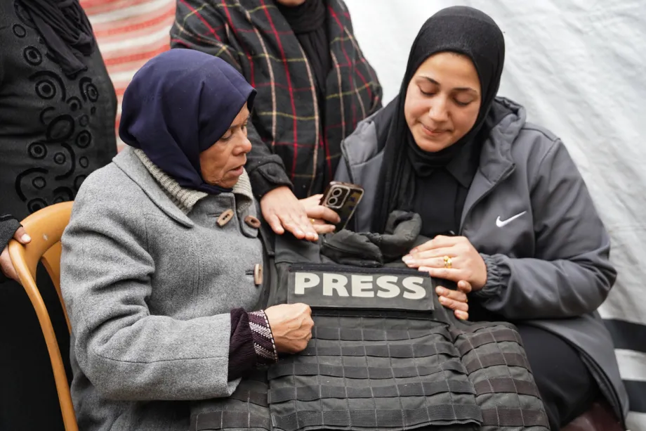 Família do jornalista palestino Abd Shaat, morto por disparos israelenses em seu funeral, em uma tenda improvisada na Cidade de Gaza, em 22 de janeiro de 2026 [Anas Zeyad Fteha/Agência Anadolu]