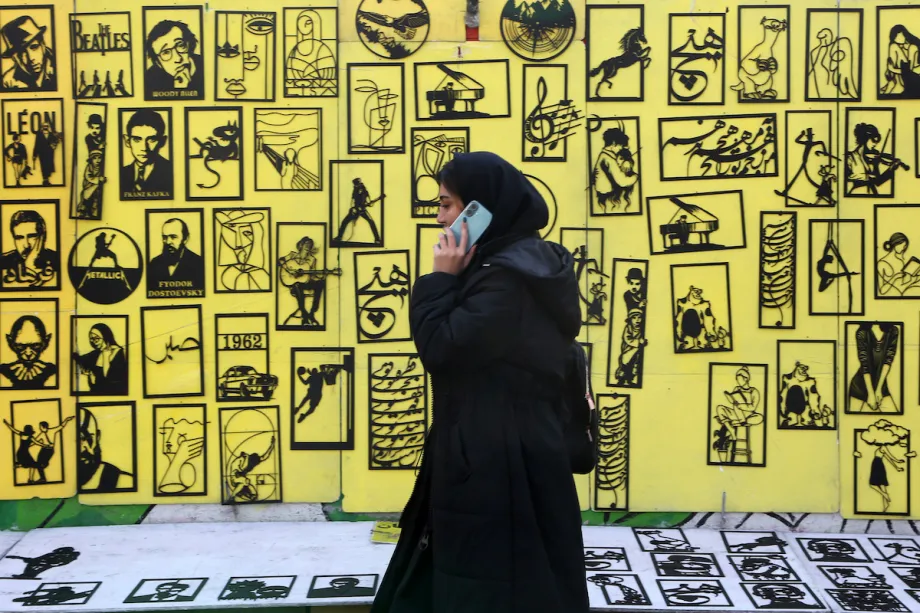 Mulher caminha por Teerã, capital do Irã, em 24 de janeiro de 2026 [Fatemeh Bahrami/Agência Anadolu]