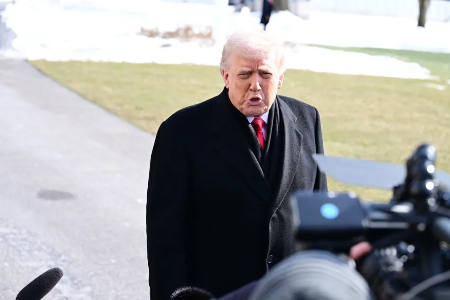 Presidente dos Estados Unidos, Donald Trump, fala com jornalistas na Casa Branca, em Washington DC, em 27 de janeiro de 2026 [Kyle Mazza/Agência Anadolu]