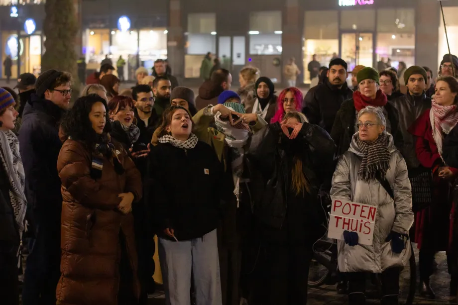 Protesto denuncia violência policial contra mulheres muçulmanas na Praça de Vredenburg, em Utrecht, na Holanda, em 29 de janeiro de 2026 [Abdullah Asiran/Agência Anadolu]