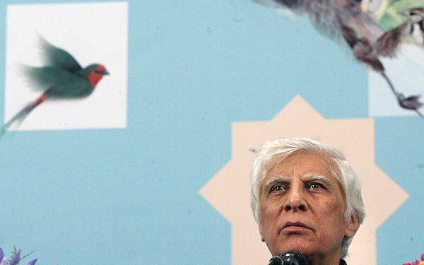 Bahram Beizai durante coletiva de imprensa de seu filme Quando todos dormimos, na 27ª edição do Festival de Cinema de Fajr, em Teerã, em 31 de janeiro de 2009 [Farsnews via Wikimedia/Divulgação/Creative Commons]