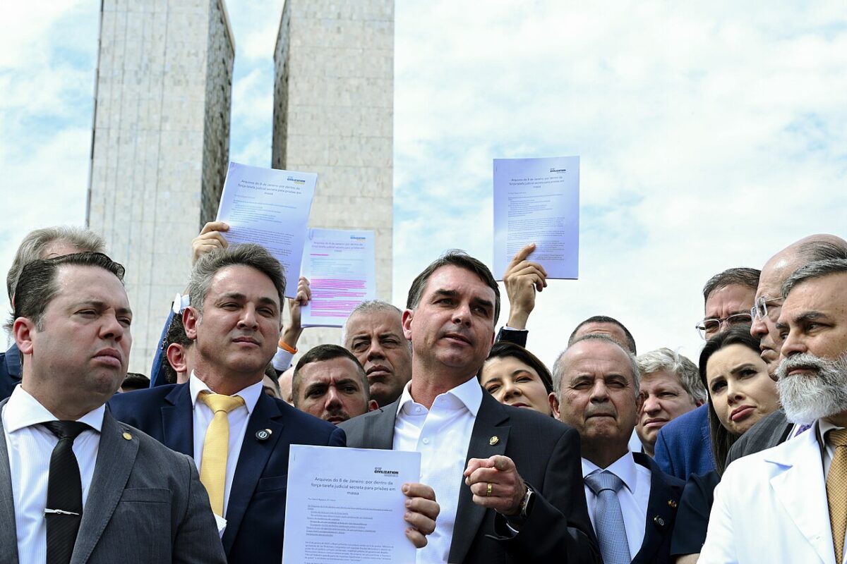Senador Flávio Bolsonaro durante ato em Brasília pela soltura de seu pai, o ex-presidente Jair Bolsonaro, em 5 de agosto de 2025 [Senado Federal/Divulgação/Wikimedia]
Entre as medidas está a proposta de se votar a anistia “ampla, geral e irrestrita”, o pedido de impeachment de Moraes e o fim do foro privilegiado de parlamentares, entre outros. Os parlamentares também anunciaram que irão obstruir as pautas de votação tanto na Câmara dos Deputados como no Senado.

Em destaque, senador Flávio Bolsonaro (PL-RJ) fala à imprensa.

Participam:
deputada Bia Kicis (PL-DF);
líder da oposição no Senado Federal, senador Rogerio Marinho (PL-RN);
líder do PL na Câmara dos Deputados, deputado Sóstenes Cavalcanti (PL-RJ);
deputado Nikolas Ferreira (PL-MG);
líder da oposição na Câmara dos Deputados,  deputado Luciano Zucco (PL-RS);
deputado Allan Garcês (PP-MA);
deputada Caroline de Toni (PL-SC);
deputado Marcos Feliciano (PL-SP); 
deputado Domingos Sávio (PL-MG);
senador Wilder Morais (PL-GO);
deputado Marcel van Hattem (Novo-RS);
deputado Zé Trovao (PL-SC).

Foto: Edilson Rodrigues/Agência Senado