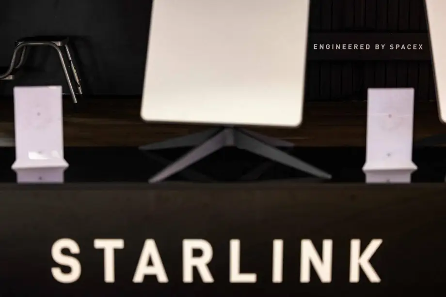 Logotipo da Starlink em estande em Berlim, em 31 de agosto de 2023 [Odd Andersen/AFP via Getty Images]
