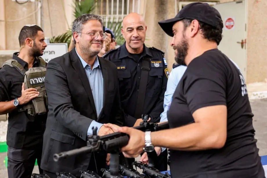 Ministro de Segurança Nacional de Israel, Itamar Ben-Gvir, se reúne com forças paramilitares em Ashkelon, em 27 de outubro de 2023 [Menahem Kahana/AFP via Getty Images]