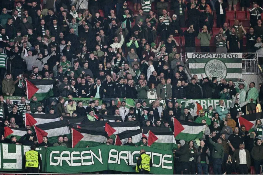 Torcedores do Celtic FC com bandeiras palestinas, durante partida contra o Atlético de Madrid pela Liga dos Campeões da UEFA, em Madrid, na Espanha, em 7 de novembro de 2023 [Burak Akbulut/Anadolu via Getty Images]