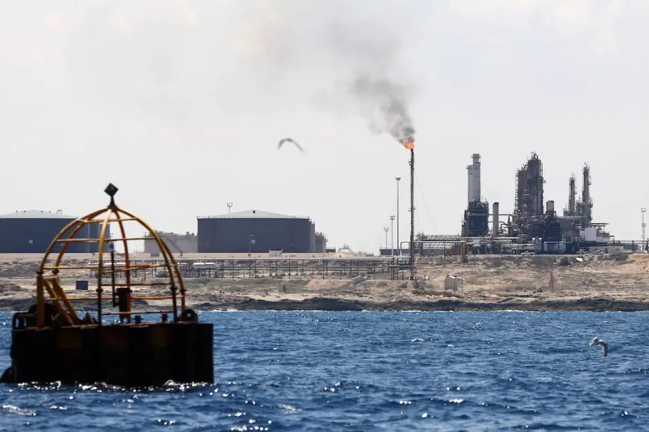 Refinaria de petróleo de Zawiya, na Líbia, em 22 de agosto de 2013 [Mahmud Turkia/AFP via Getty Images]