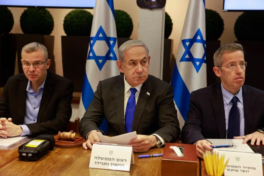 Primeiro-ministro de Israel, Benjamin Netanyahu, durante reunião de seu gabinete no Ministério da Defesa, perto de Tel Aviv, em 17 de dezembro de 2023 [Menahem Kahana/AFP via Getty Images]