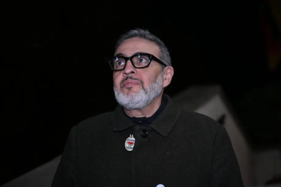 Ghassan Abu Sittah, médico palestino e reitor da Universidade de Glasgow, em Londres, Reino Unido, em 12 de abril de 2024 [Rasid Necati Aslim/Anadolu via Getty Images]