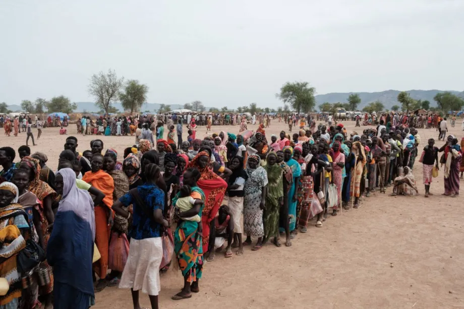 Deslocados internos fazem fila para entrega de alimentos, no campo de Agari, no Cordofão do Sul, em 17 de junho de 2024 [Guy Peterson/AFP via Getty Images]