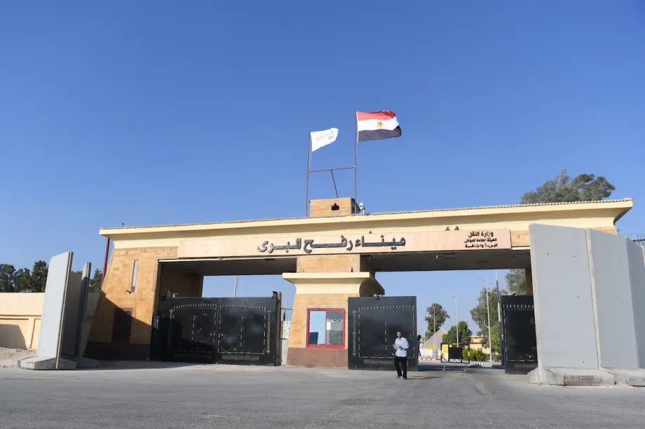 Bandeira do Egito do lado egípcio da travessia de Rafah, na fronteira com Gaza, em 9 de setembro de 2024 [AFP via Getty Images]