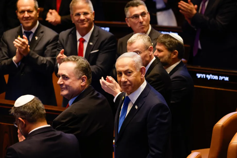 Primeiro-ministro de Israel, Benjamin Netanyahu, no parlamento (Knesset), em Jerusalém ocupada, em 13 de outubro de 2025 [Jalaa Marey/Getty Images]