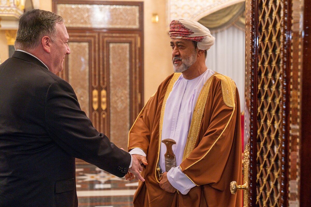 Sultão de Omã, Haitham bin Tariq Al-Said, reúne-se com o então secretário de Estado americano, Michael Pompeo, em Mascate, em 21 de fevereiro de 2020 [Departamento de Estado/Divulgação via Wikimedia]