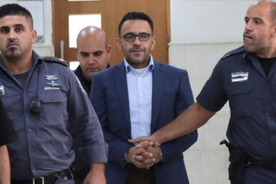 Forças da ocupação israelense prendem governador de Jerusalém, Adnan Ghaith, em sua casa, em novembro de 2018 [Mostafa Alkharouf/Agência Anadolu]