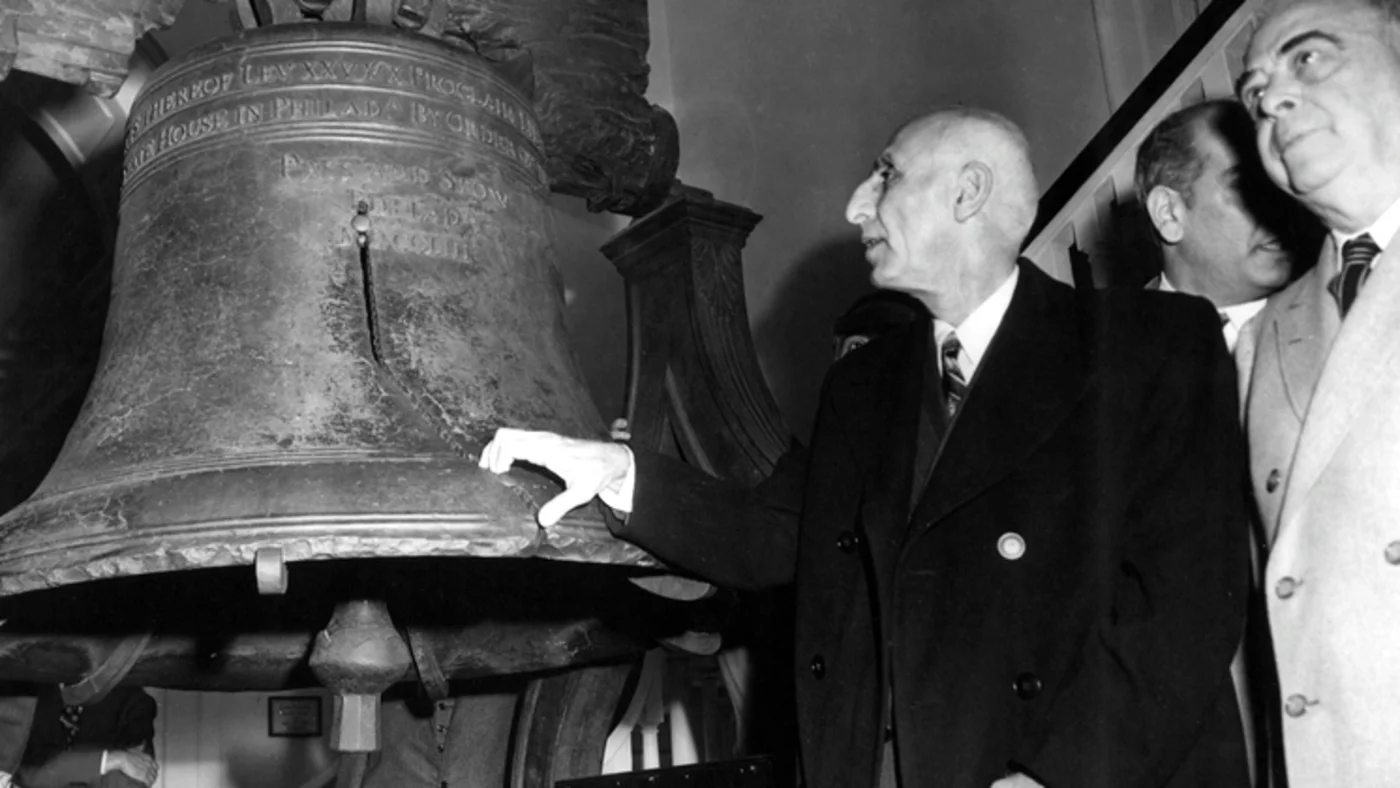 Primeiro-ministro do Irã, Mohammad Mosaddegh, visita o Sino da Liberdade, na Filadélfia, Estados Unidos, em 1951 [Creative Commons via Middle East Eye]