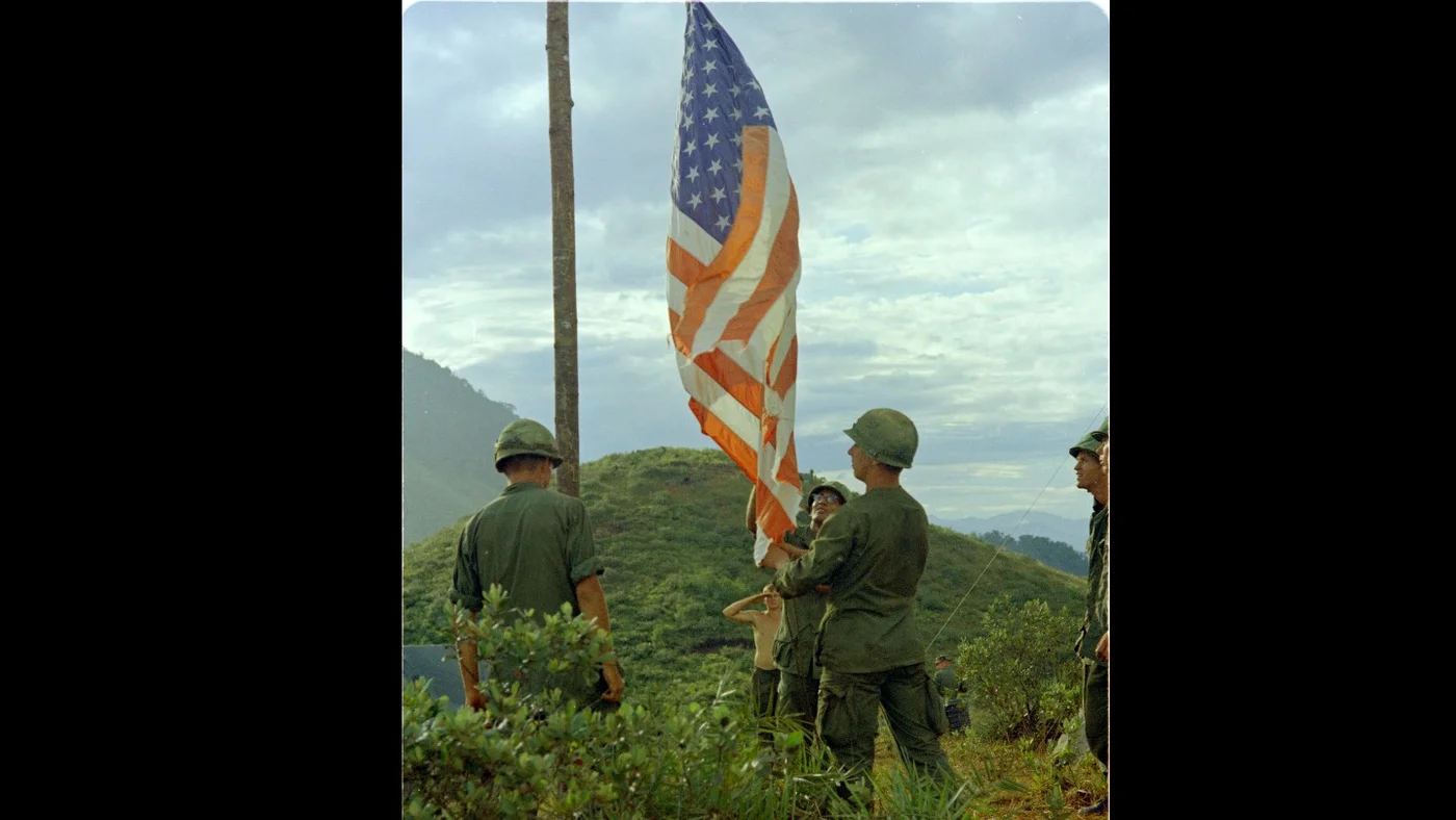 Soldados americanos hasteiam bandeira nas montanhas de Quang Ngai, no Vietnã, em setembro de 1967 [Arquivo Nacional dos EUA/Divulgação via Middle East Eye]